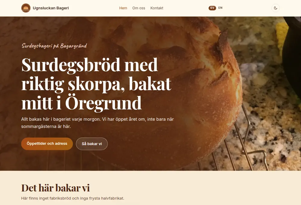 Exempelsajten i en dator. Överst rubriken ”Surdegsbröd med riktig skorpa, bakat mitt i Öregrund” på ett foto av ett nybakat surdegsbröd, och under den rubriken ”Det här bakar vi”.