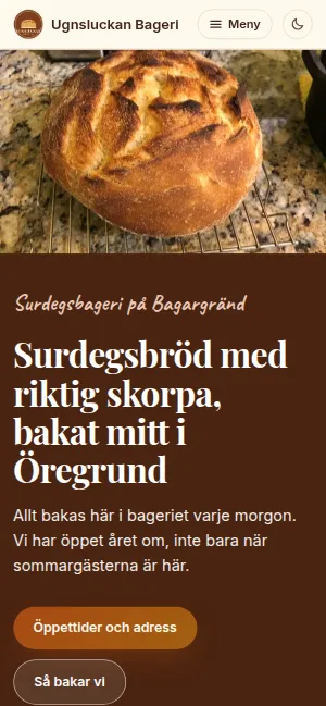 Samma sajt i en telefon: fotot av brödet överst, sedan rubriken och knapparna ”Öppettider och adress” och ”Så bakar vi”.